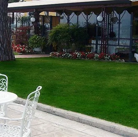 Lugana Parco Al سيرمِيوني